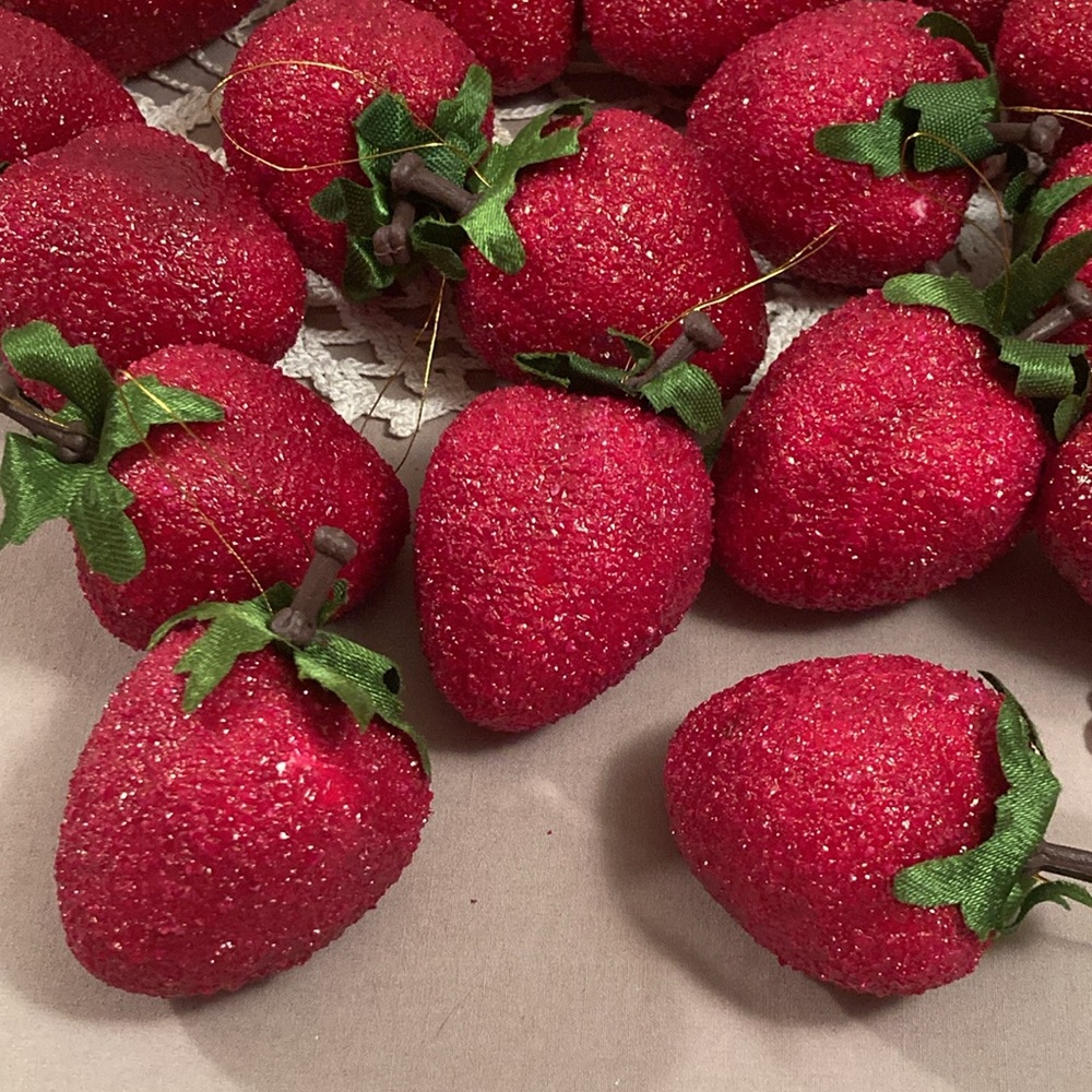 Set Of 19 Vintage Strawberry Ornaments - Picture 10 of 12
